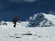 08 si vede la croce d'Arera biancheggiante di neve...